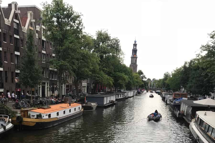 Besuche Amsterdam mit dem Boot mit einem französischen Guide (französisch). Foto: GetYourGuide