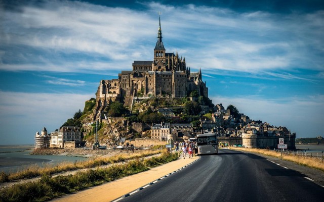 Mont St Michel: Private 12-hour round transfer from Paris