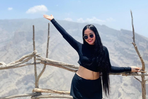 Muscat: Jebel Shams Balcony Walk & Wadi Nakhr Shared Tour