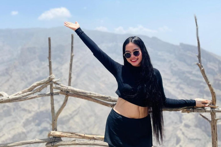 Muscat: Jebel Shams Balcony Walk & Wadi Nakhr Shared Tour