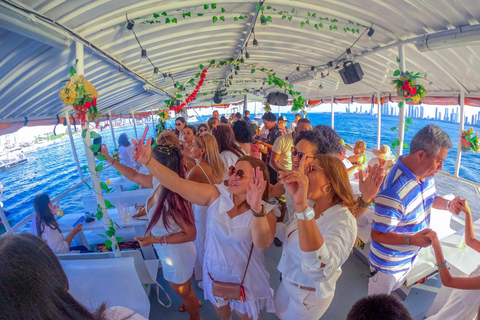 Baía de Cartagena: Passeio de barco ao pôr do sol com dança e bar aberto