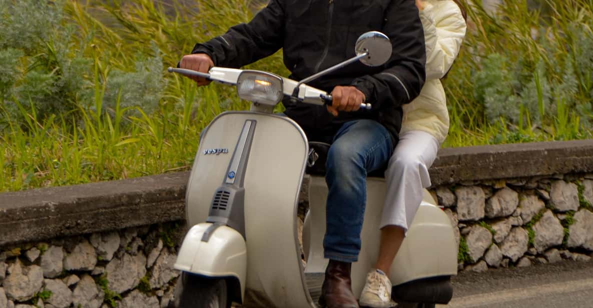 Afbeelding 22 van Taormina: White Lotus fotoshoot op vintage Vespa