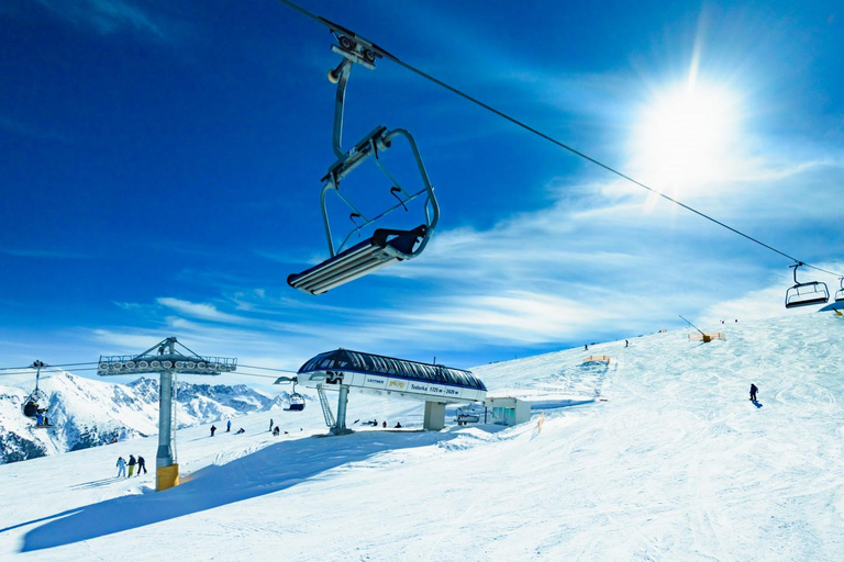 Excursion d&#039;une journée : Ski à Borovets et détente dans les piscines thermales et le sauna