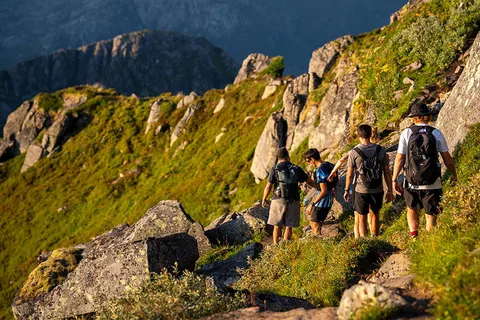 Svolvær: Guided Hike with Snacks