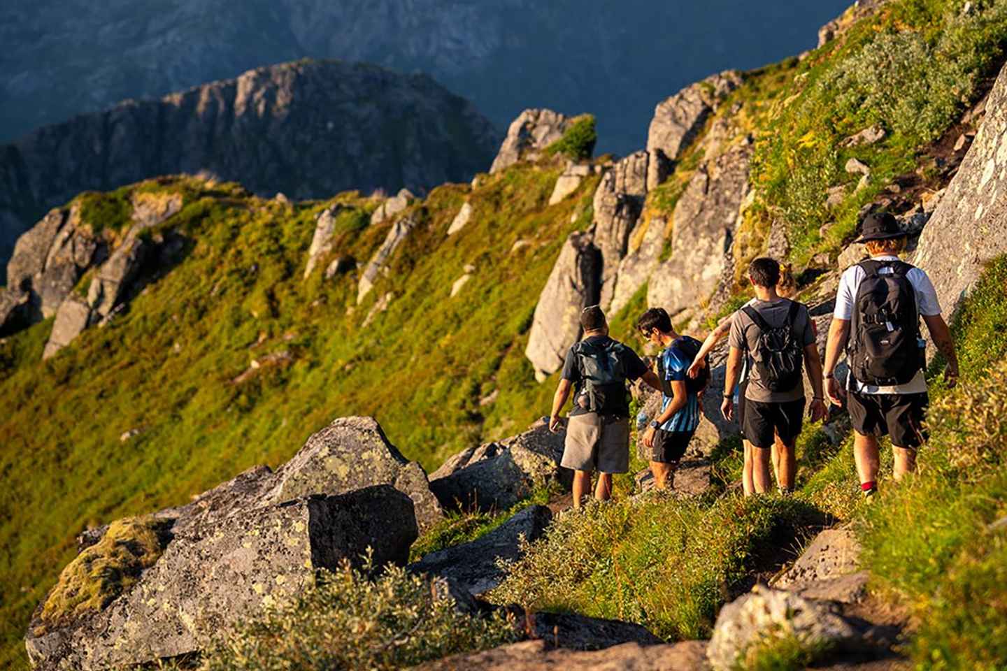 Svolvær: Guided Hike with Snacks