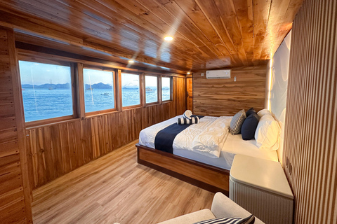Labuan Bajo: 3-Day Komodo Island Cruise & LandTour, 15 Stops Superior Boat Sharing Room + Overland, Park Fee Excl.