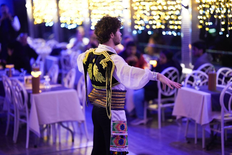 رحلة عشاء بحرية في مضيق البوسفور مع مشروبات وترفيه غير محدودمشروبات غازية غير محدودة وبدون تحويل