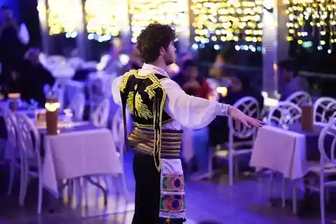 Crucero con cena por el Bósforo con bebidas ilimitadas y entretenimiento