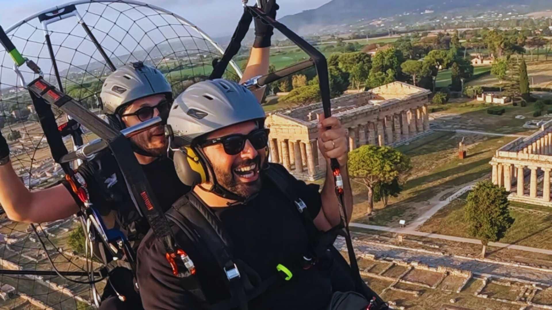 Paestum: Gleitschirmfliegen über den Tempeln