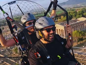 Paestum: volo in parapendio sopra i templi