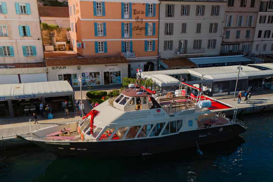 Mittagessen mit Langusten-Pasta in einer Bucht der Lavezzi-Inseln. Foto: GetYourGuide
