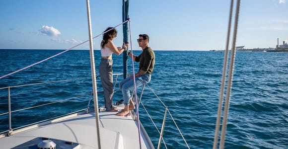 Barcelona: Private Bootstour für 2 Personen, Schwimmen, Snack und Getränke