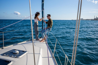 Barcelona: Private Boat Tour for 2, Swim, Snack and Drinks