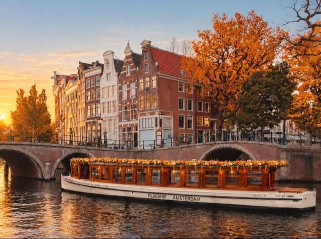 Amsterdam: Canal Cruise with Unlimited Drinks &amp; Bite option