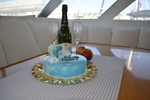 Tenerife: tour en catamarán al atardecer con traslado, comida y bebidasTenerife: crucero al atardecer con recogida