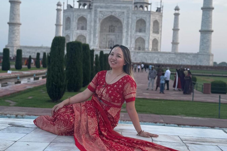Agra: Taj Mahal Guided Tour with Photography & Rental Saree Taj Mahal Guided Tour without Entry Tickets & Rental Saree