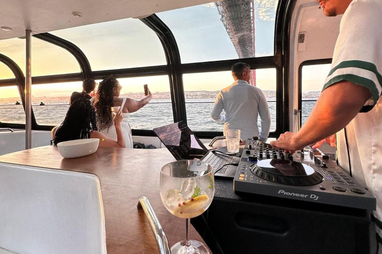Lisbon – Sangria Social Premium Boat Experience Lisbon: Sangria Vibe Premium Boat Experience