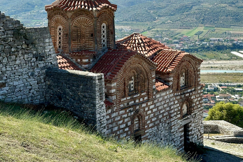 De Tirana/Durres à Berati, ville UNESCO+château et lac Belsh