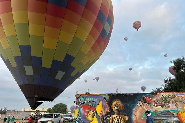 from MexicoCity:Balloon flight Over thepyramidsofTeotihuacanVuelo en globo aerostatico con traslado desde CDMX