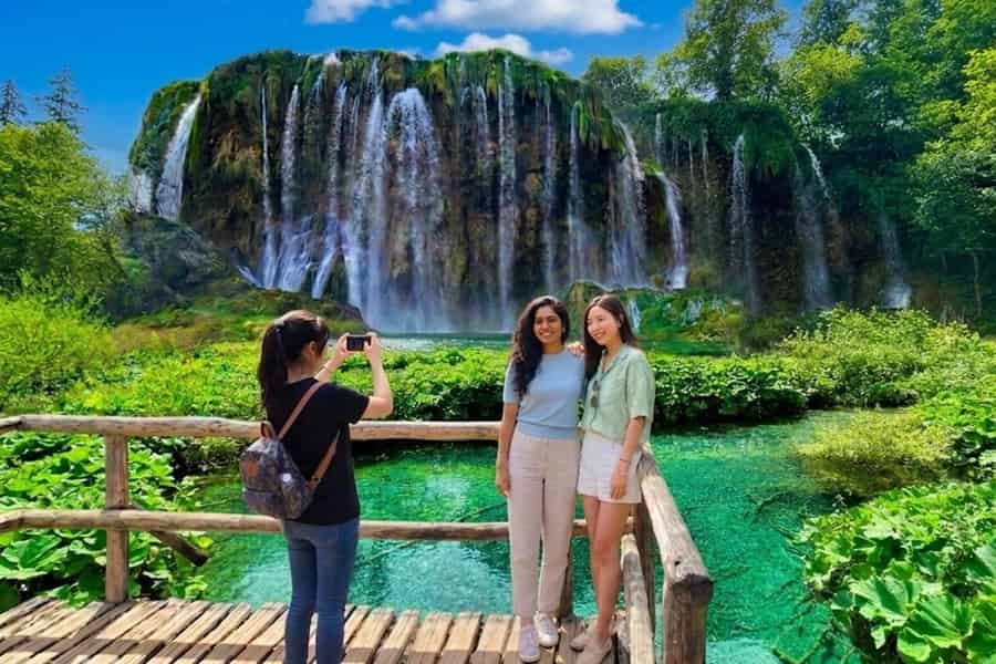 Zagreb: Plitvicer Seen & Rastoke – Tagestour zum Wassermühlendorf. Foto: GetYourGuide