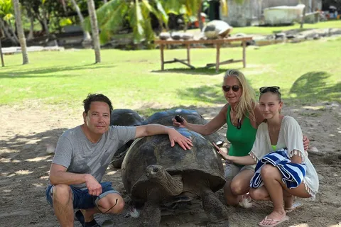 Praslin: Curieuse & St. Pierre Boat Day Trip with BBQ