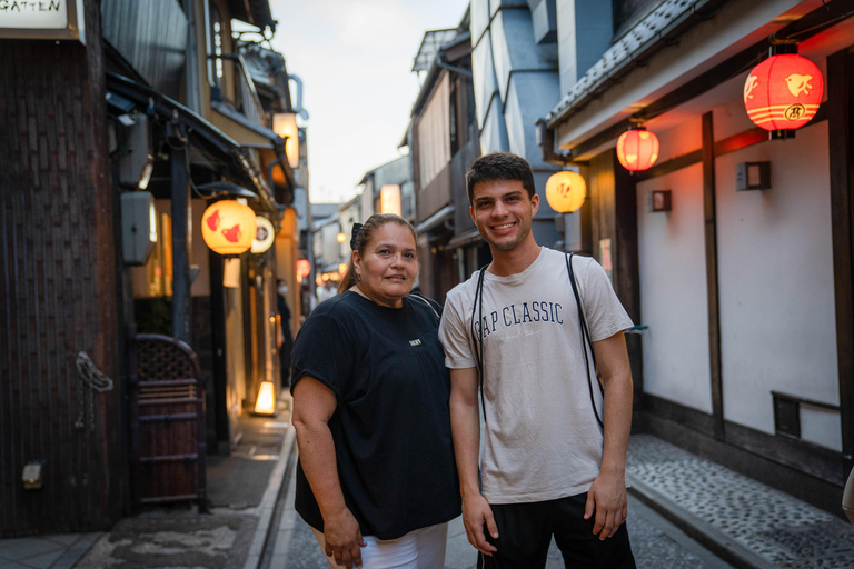 Kyoto: Meet the Geisha with Gion Historic Walking Tour