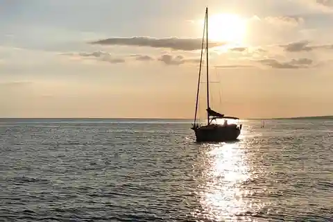 TRAMONTO - aperitivo su una barca a vela