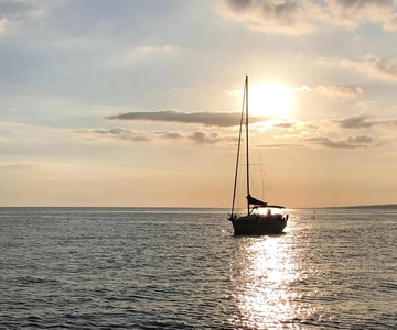 TRAMONTO - aperitivo su una barca a vela