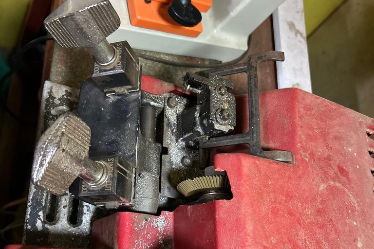 Kampala: Expert Spare Keys and Locks Making Class & Souvenir