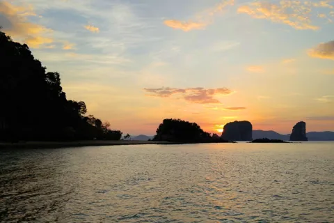 Ko Yao Yai: Hong Island & Plankton Longtail Boat Sunset Tour