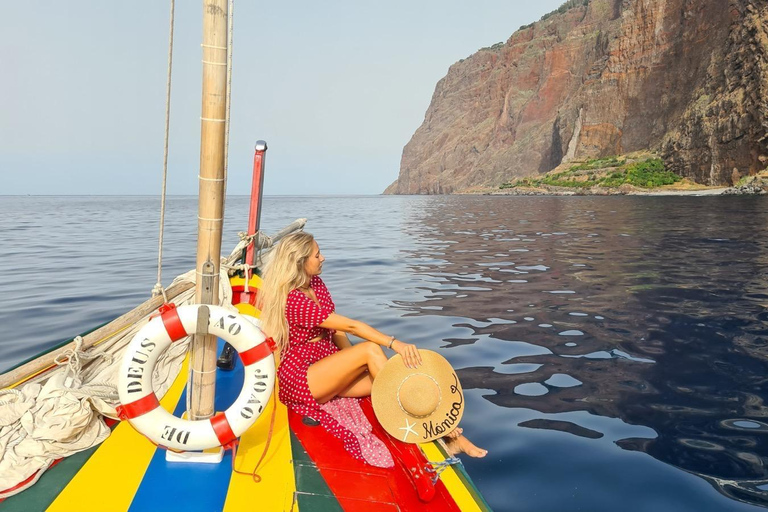 Câmara de Lobos: Unvergesslicher Sonnenuntergang auf einem typischen Xavelha-BootCâmara de Lobos: Unvergesslicher Sonnenuntergang auf einem typischen Boot namens Xavelha