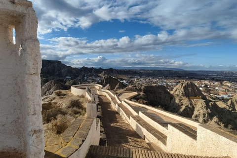 Guadix: Guided tour through Europe's largest cave district Guadix : Visite du plus grand quartier troglodyte d'Europe