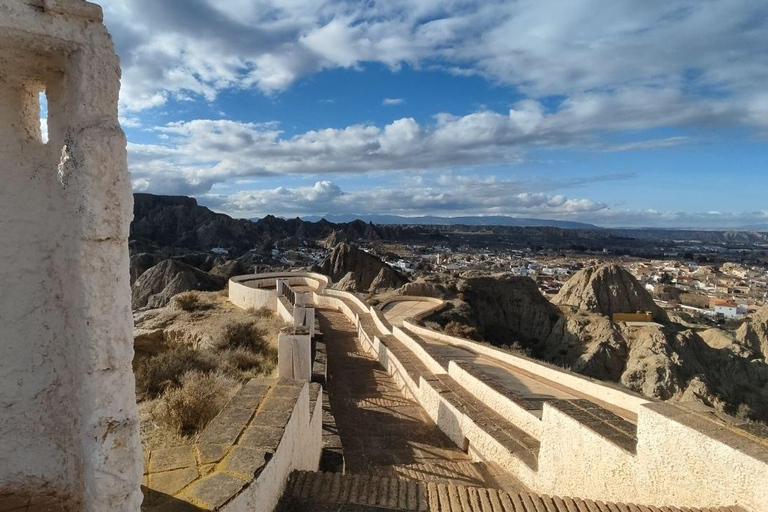 Guadix: Guided tour through Europe's largest cave district Guadix : Visite du plus grand quartier troglodyte d'Europe