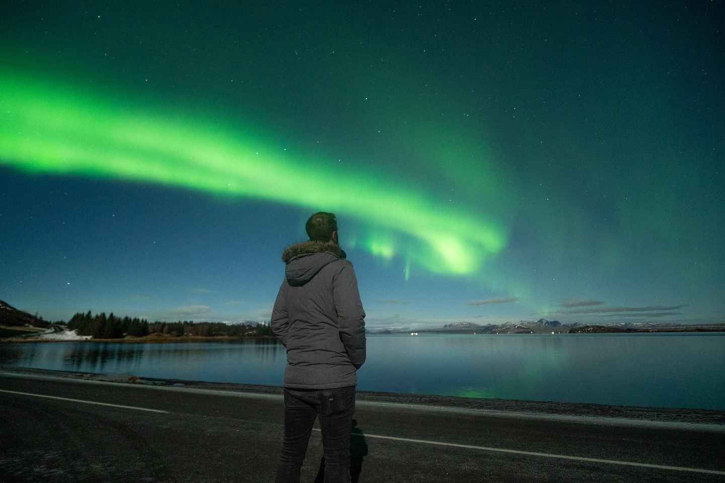 极光探秘：越野卡车之旅，畅享热可可与美味糕点