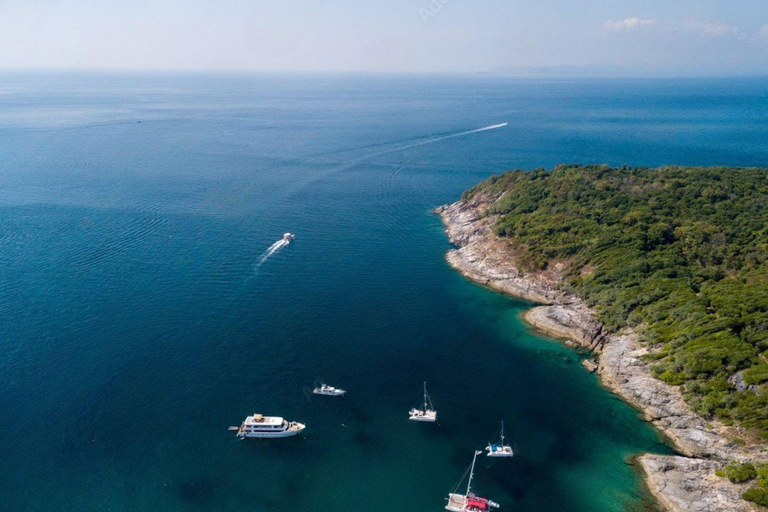 Phuket : excursion en yacht avec déjeuner sur les îles Coral et RachaPhuket : excursion en yacht vers les îles Coral et Racha avec déjeuner
