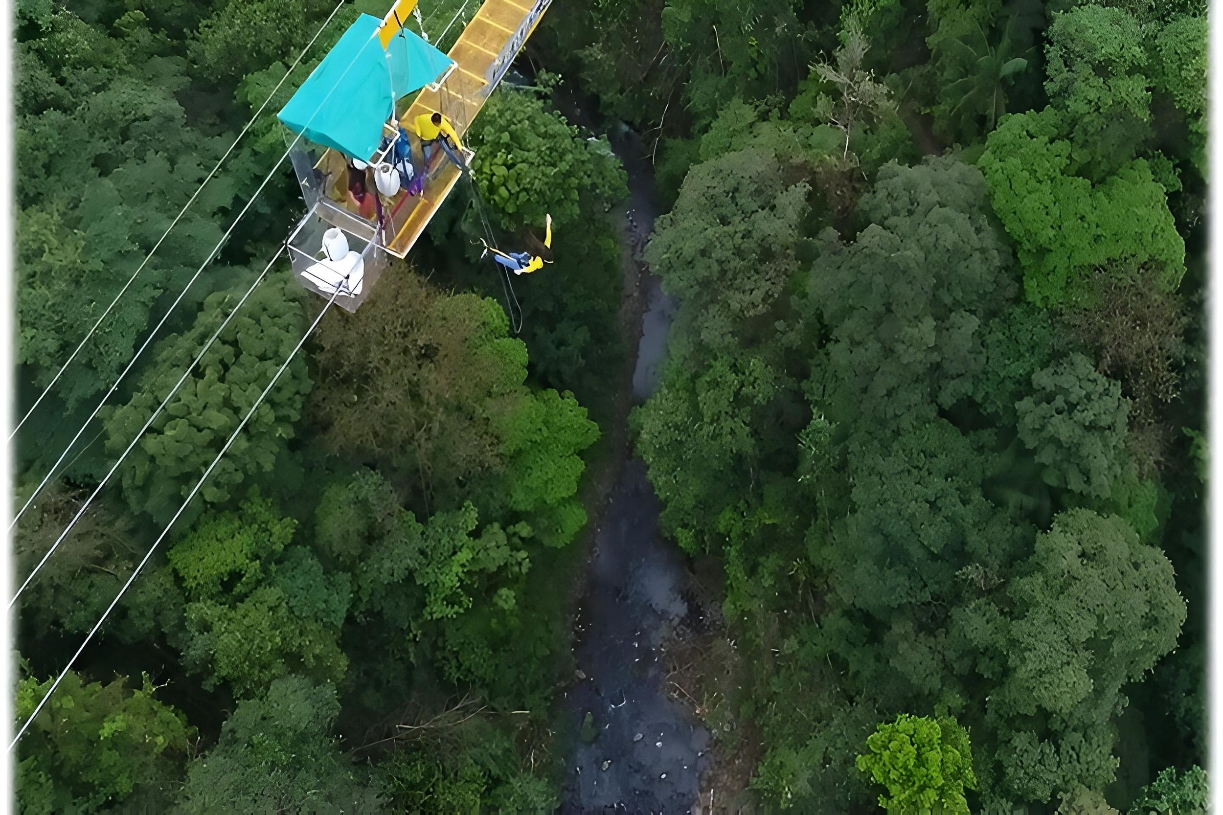 Bungee-Jumping in der Nähe von San José, Costa Rica, mit Canopy-Seilrutschen und Superman