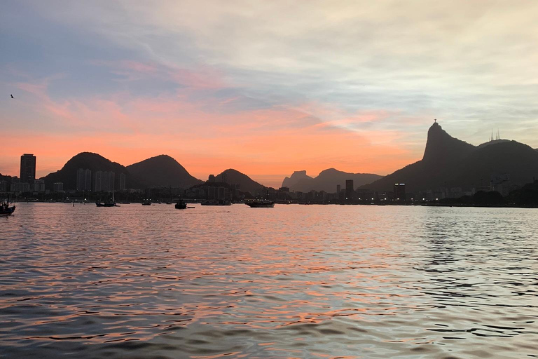 Rio de Janeiro : Tour en bateau au coucher du soleil avec toast Heineken