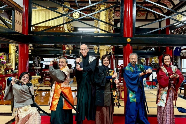Kanazawa: Samurai Swordsmanship Lesson at a rented temple