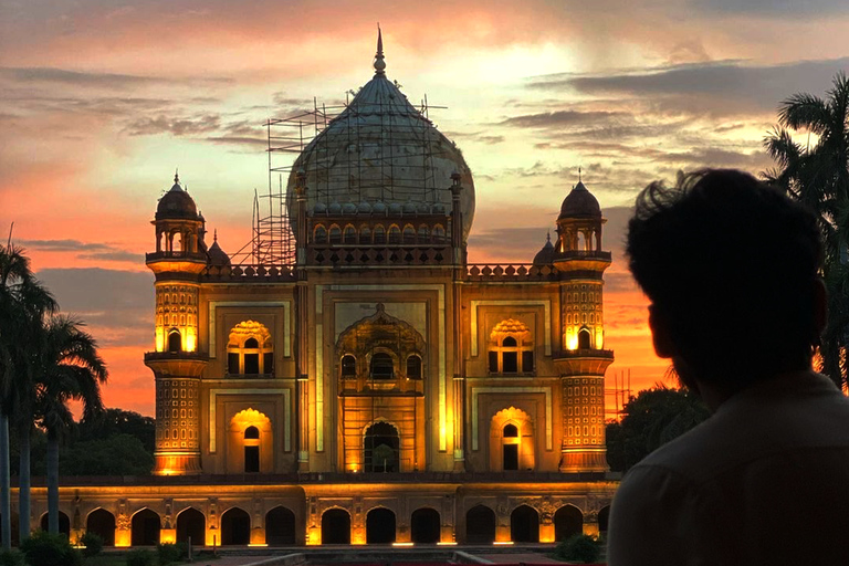 Delhi: tour a piedi con fotografia notturnaTour notturno senza biglietto d&#039;ingresso al monumento e cena