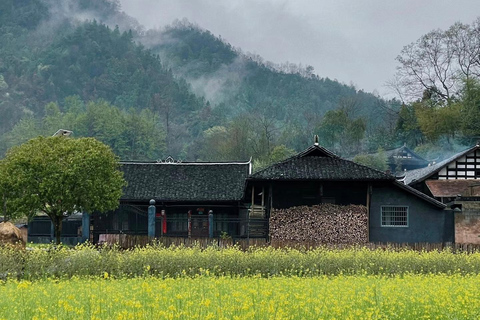 Zhangjiajie: Tujia Village & Sandstone Art Workshop Tour Guide for Chinese or English