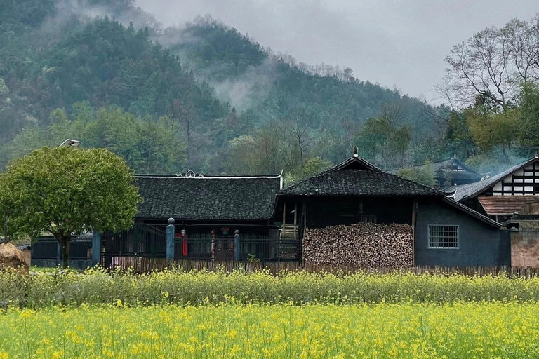 Zhangjiajie: Tujia Village & Sandstone Art Workshop Tour Guide for Chinese or English