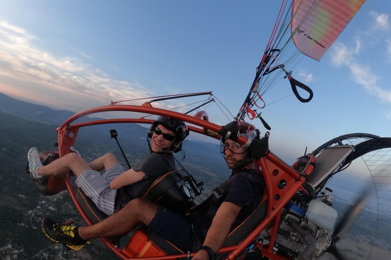 Vatos: vuelo en paramotor sobre la costa occidental de Corfú