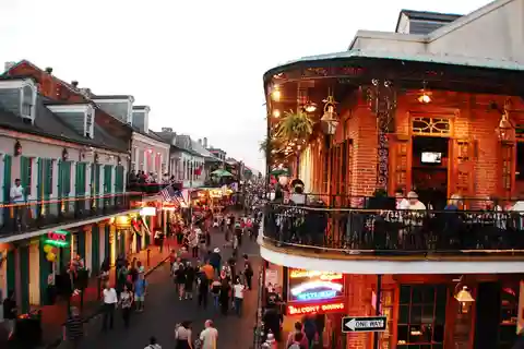New Orleans: City Tour with Refreshing Beverage and Souvenir