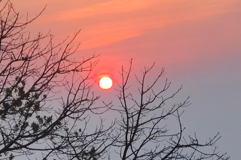 Spirituele zonsopgang: Wat Pha lat , Aalmoezen, Meditatie &amp; Zingen