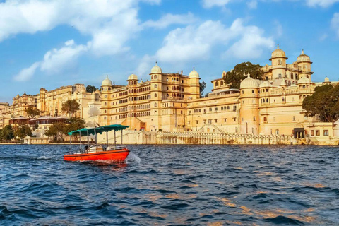 Udaipur : Tour privato di un giorno intero della città con guida e macchina