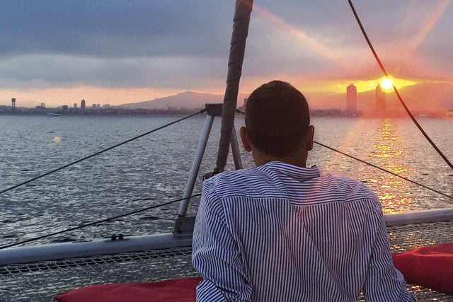 Barcelona: Crucero compartido Premium al atardecer (Bebidas y aperitivos)