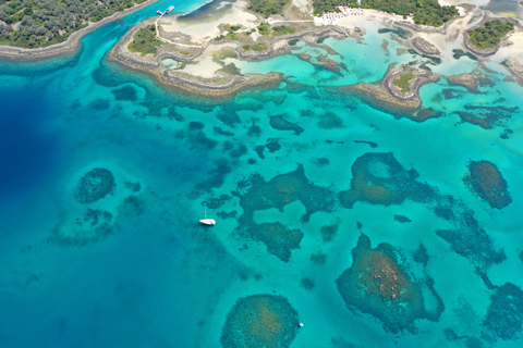 Athènes : excursion d&#039;une journée en bateau avec baignade et piscine thermaleAthènes : excursion d&#039;une journée en bateau vers les îles avec baignade