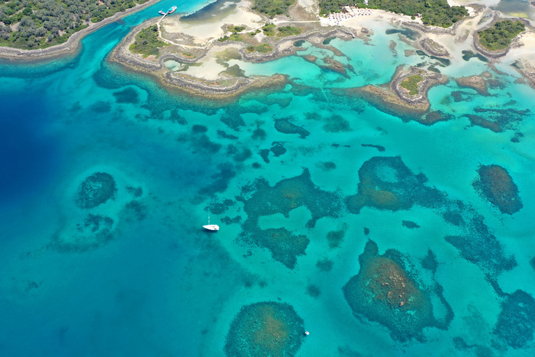 Athènes : excursion d&#039;une journée en bateau avec baignade et piscine thermaleAthènes : excursion d&#039;une journée en bateau vers les îles avec baignade