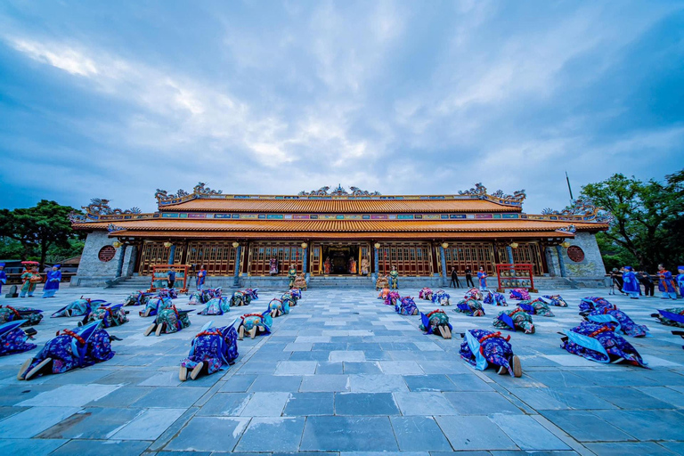 Hue Imperial City: An Dinh Palace, Citadel & Royal Dessert