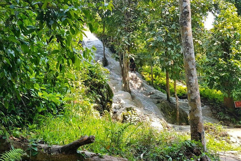 Genieße den Sticky Waterfall und den Chet Si Fountain National Park